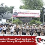 Polri Bagikan Ribuan Paket Sembako Ke Masyarakat Kurang Mampu Di Jakarta