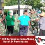 Istri TNI Berbagi Dengan Abang Becak Di Pamekasan