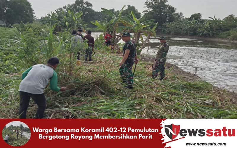 Warga Bersama Koramil 402-12 Pemulutan Bergotong Royong Membersihkan Parit