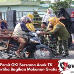 Persit OKI Bersama Anak TK Kartika Bagikan Makanan Gratis