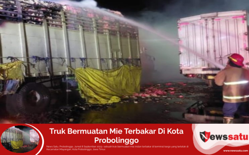Truk Bermuatan Mie Terbakar Di Kota Probolinggo
