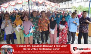 Pj Bupati OKI Salurkan Bantuan 1 Ton Lebih Beras Untuk Terdampak Banjir