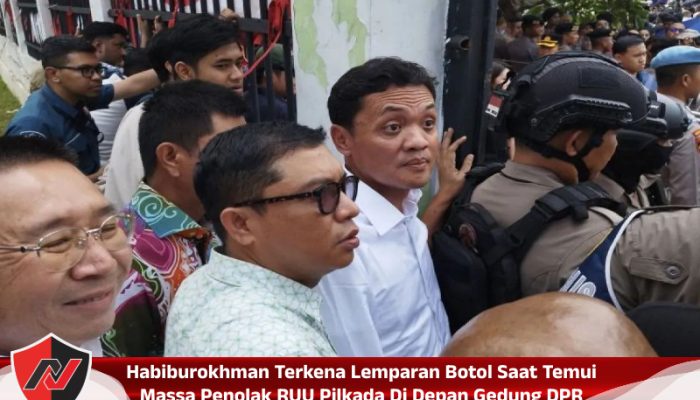 Habiburokhman Terkena Lemparan Botol Saat Temui Massa Penolak RUU Pilkada Di Depan Gedung DPR
