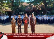 Disdikbud Dan Kejari Probolinggo Perkuat Pendidikan Karakter Di SMPN 8 Melalui Pemberian Cinderamata