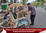 Relawan Jaga Kota Salurkan 235 Nasi Bungkus untuk Pekerja Informal Di Pamekasan