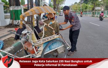 Relawan Jaga Kota Salurkan 235 Nasi Bungkus untuk Pekerja Informal Di Pamekasan
