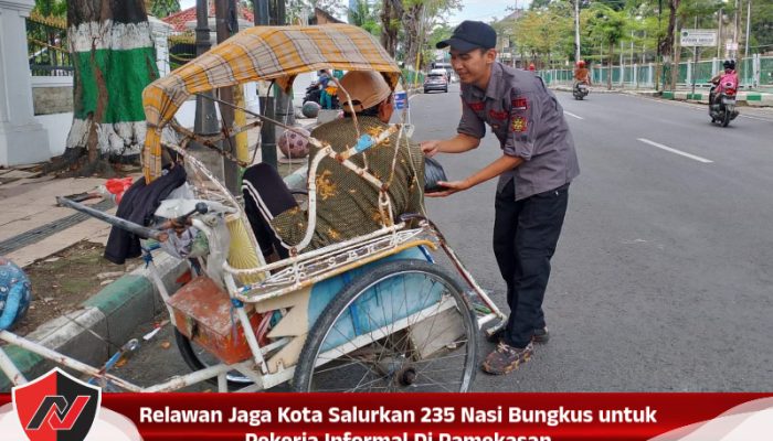 Relawan Jaga Kota Salurkan 235 Nasi Bungkus untuk Pekerja Informal Di Pamekasan