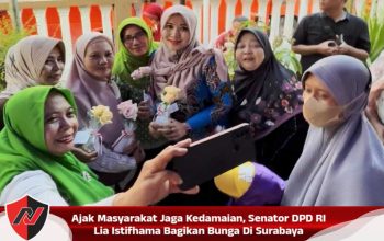 Ajak Masyarakat Jaga Kedamaian, Senator DPD RI Lia Istifhama Bagikan Bunga Di Surabaya