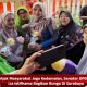 Ajak Masyarakat Jaga Kedamaian, Senator DPD RI Lia Istifhama Bagikan Bunga Di Surabaya