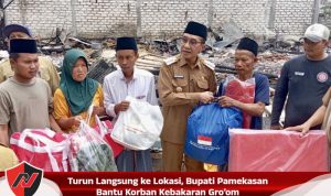 Turun Langsung ke Lokasi, Bupati Pamekasan Bantu Korban Kebakaran Gro’om