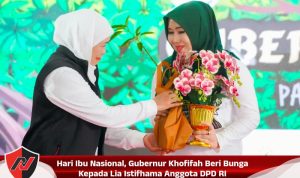 Hari Ibu Nasional, Gubernur Khofifah Beri Bunga Kepada Lia Istifhama Anggota DPD RI