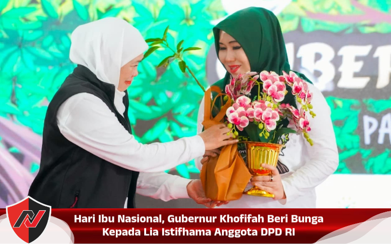 Hari Ibu Nasional, Gubernur Khofifah Beri Bunga Kepada Lia Istifhama Anggota DPD RI