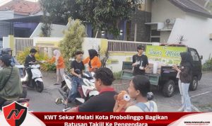 KWT Sekar Melati Kota Probolinggo Bagikan Ratusan Takjil Ke Pengendara
