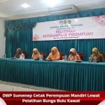 DWP Sumenep Cetak Perempuan Mandiri Lewat Pelatihan Bunga Bulu Kawat
